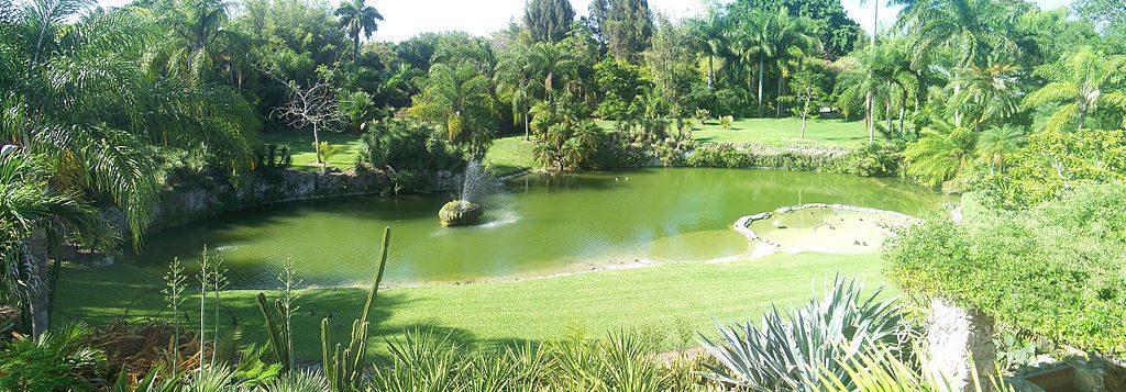 1024px-Pinecrest_Gardens_FL_park_lake_pano01